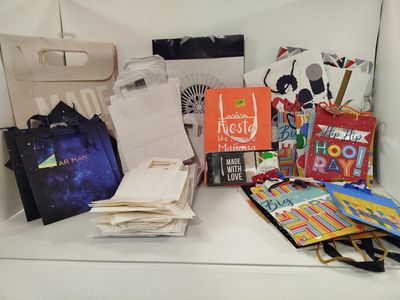 de nombreux sacs et livres rangés les uns à côté des autres sur une étagère