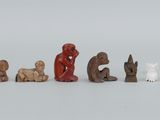 sept figurines représentant des singes et d'autres animaux sur un fond blanc