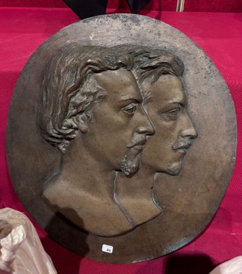 deux têtes, celle d'un homme et celle d'une femme, sur une plaque