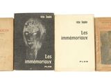 plusieurs livres sont alignés sur une surface blanche avec un fond blanc