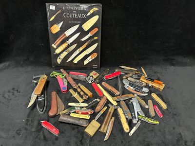 de nombreux types de couteaux posés sur une surface noire