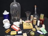 une table sur laquelle se trouvent de nombreux objets différents