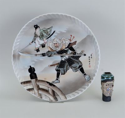 une photo d'une assiette sur laquelle figure l'image d'une femme et d'un chat