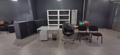 une image représentant une pièce avec une table et des chaises à l'intérieur