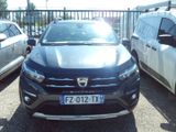 une voiture noire garée dans un parking à côté d'autres voitures