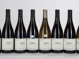 un groupe de six bouteilles de vin assises les unes à côté des autres