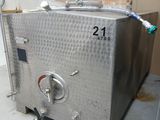 une photo d'une cuve en acier inoxydable dans une pièce
