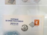 une photo d'une carte postale sur laquelle sont collés des timbres