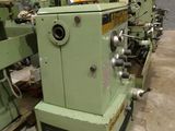 une machine qui se trouve dans un entrepôt