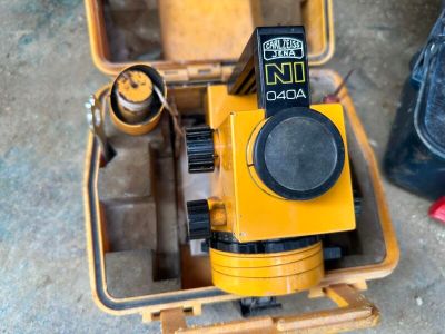 une boîte jaune contenant un appareil électronique jaune et noir