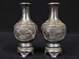 paire de vases anciens chinois en argent sur socle, sur fond noir