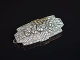 une broche Art déco en diamants et or blanc