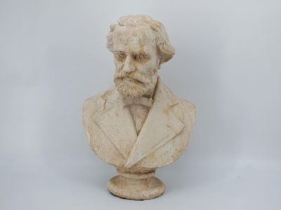 buste en marbre représentant un homme barbu vêtu d'un costume