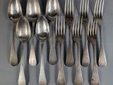 beaucoup de cuillères et de fourchettes en argent sur la table