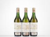 trois bouteilles de vin posées sur une table l'une à côté de l'autre