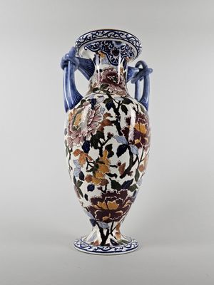 une image représentant un vase orné d'un motif floral
