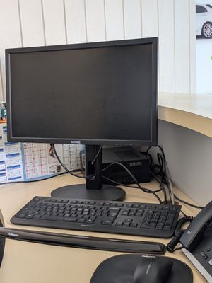 un bureau sur lequel se trouvent un ordinateur et un téléphone