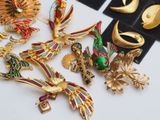 a lot of brooches that are on a table