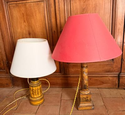 deux lampes posées l'une à côté de l'autre sur le sol