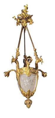 un vase doré et blanc suspendu à un plafonnier