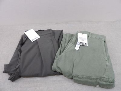 deux paires de pantalons pour homme posées l'une sur l'autre