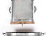 une image représentant une casserole et une poêle en argent sur fond blanc