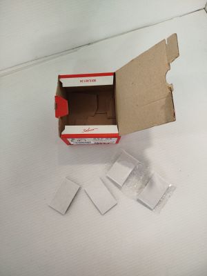 une boîte posée sur une table, contenant un bout de papier