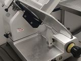 une machine posée sur une table dans une pièce