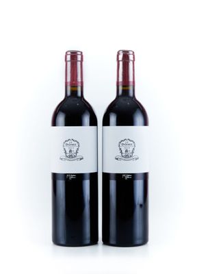 deux bouteilles de vin rouge posées l'une à côté de l'autre sur une surface blanche