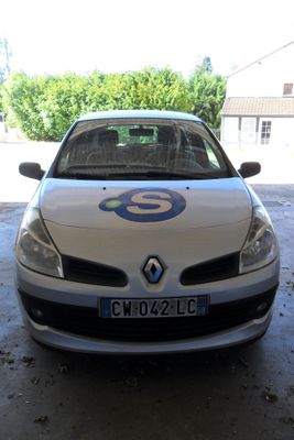 la photo d'une voiture garée dans un garage