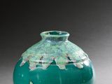 un vase vert posé sur une table