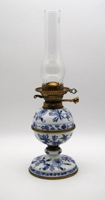 un vase bleu et blanc surmonté d'une lampe