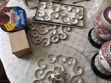 une table sur laquelle se trouvent de nombreux objets