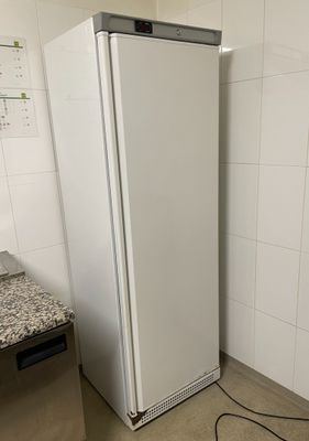 une photo d'un réfrigérateur dans une cuisine équipée d'un plan de travail en granit