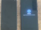 deux samsung galaxy s9 et s9e sont assis côte à côte sur une table en bois
