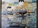 une peinture de bateaux dans un port avec des bâtiments à l'arrière-plan