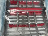 une boîte en plastique contenant tout un tas d'objets rouges et blancs