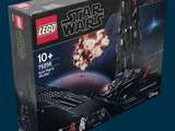 une boîte contenant des sets Lego Star Wars sur fond bleu