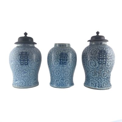 trois vases bleus et blancs placés les uns à côté des autres