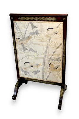 une photo d'un paravent décoratif orné d'oiseaux