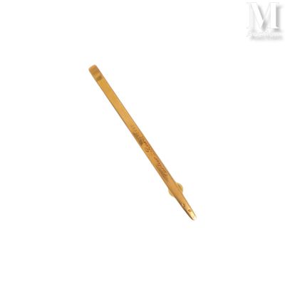 un gros plan d'un stylo à manche en bois sur fond blanc