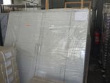 un gros tas de cartons et de palettes dans un entrepôt