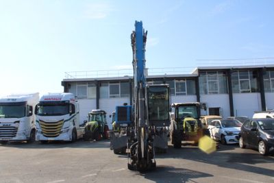 de nombreux camions garés sur un parking