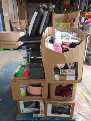 un chariot sur lequel sont empilées de nombreuses boîtes