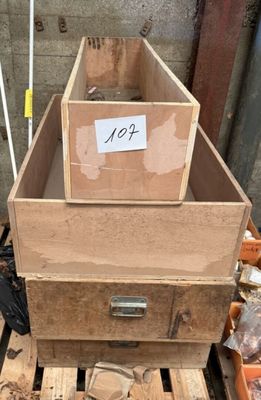 une caisse en bois sur laquelle est posée une étiquette, posée sur une palette