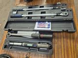 un grand nombre d'outils posés sur une table