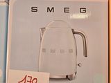 un carton de bouilloires Smeg exposé dans un magasin