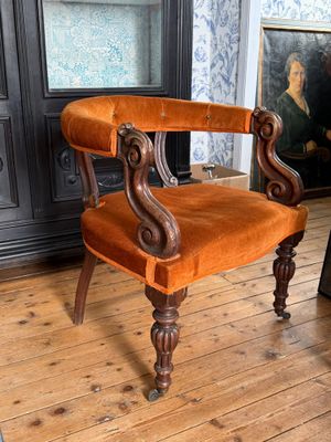 une chaise qui se trouve au milieu d'une pièce