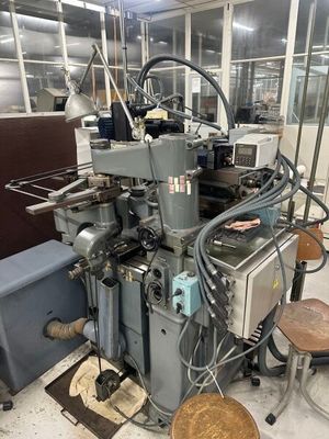 une machine placée au milieu d'une pièce