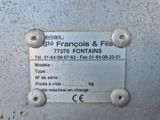 une étiquette apposée sur le côté d'une machine, sur laquelle on peut lire « State Francis » et « Fills »